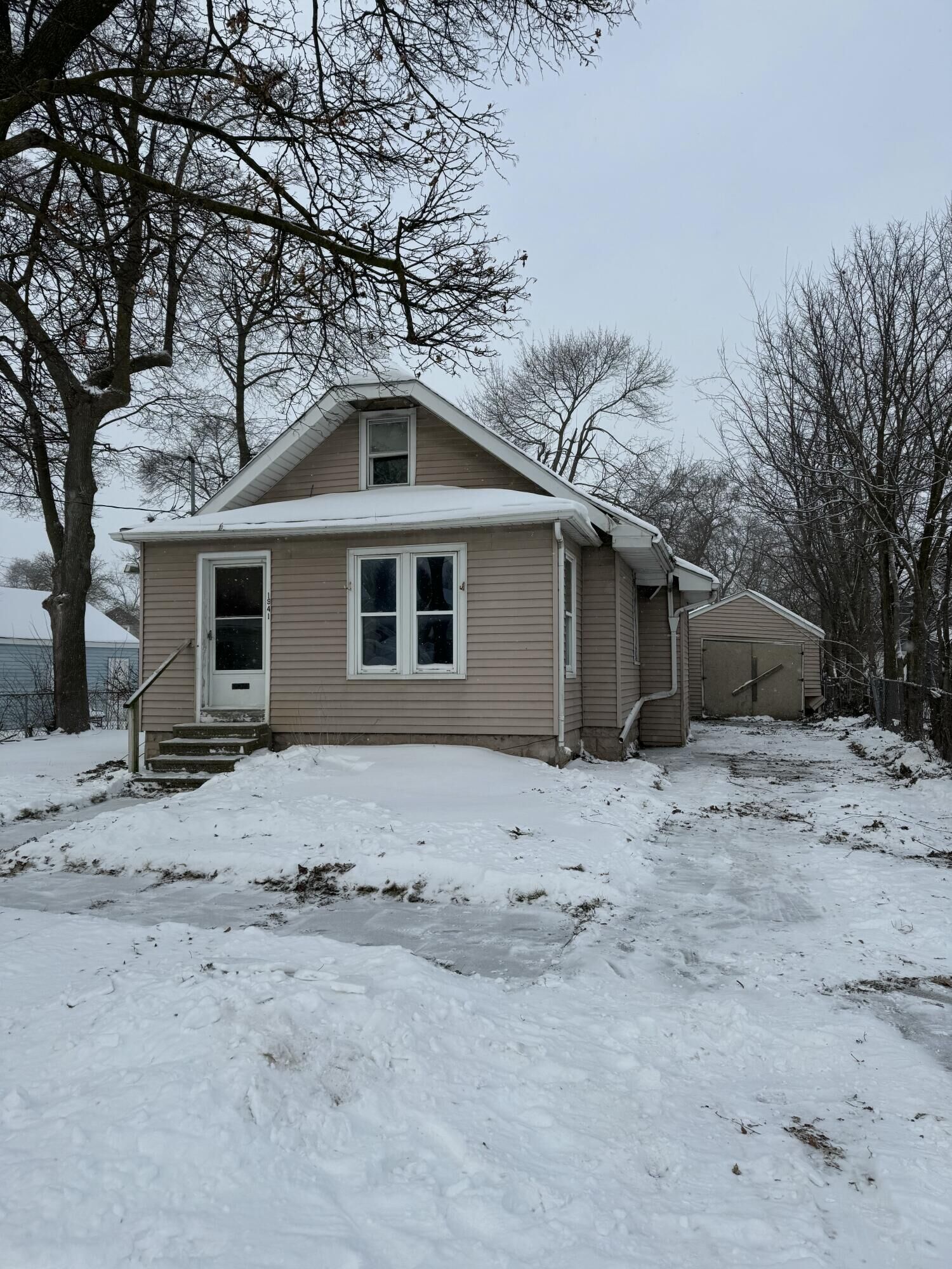 Property Photo:  1941 Polly Avenue  MI 48906 