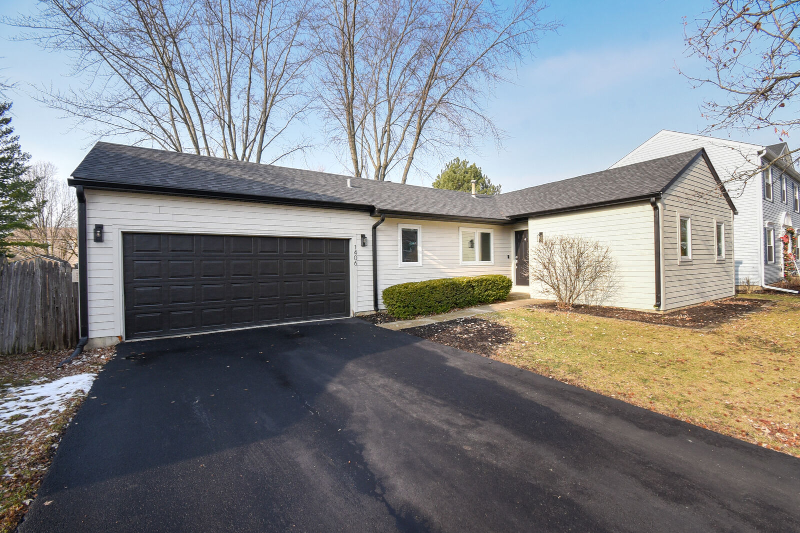 Property Photo: 1406 River Oak Drive IL 60565