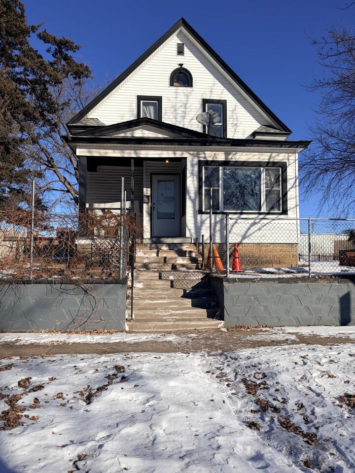 Property Photo:  971 Aurora Avenue  MN 55104 