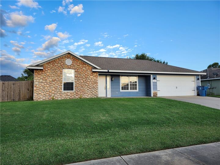 Property Photo:  526 White Oak Street  AR 72734 