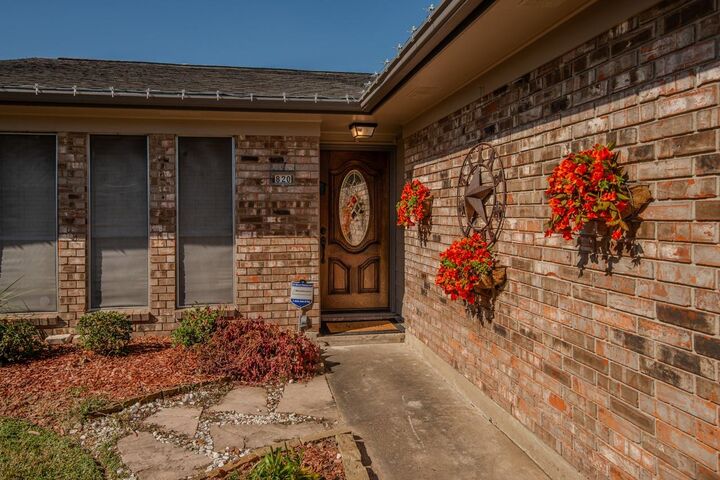 Property Photo:  820 Enfield Ln.  TX 77707 
