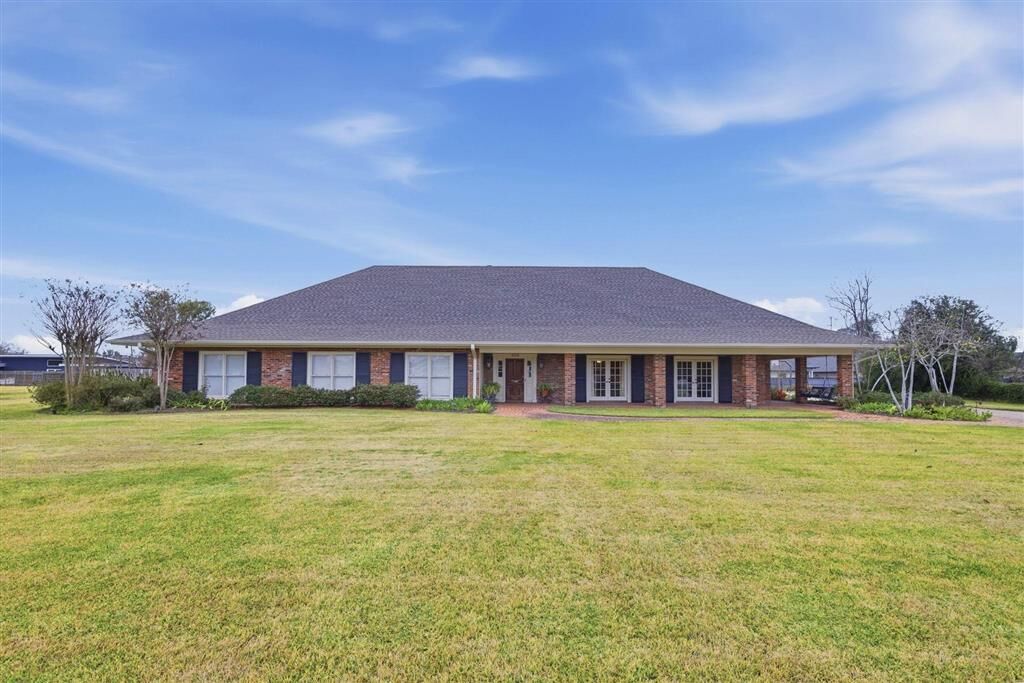 Property Photo: 800 Bayou Oaks Lane LA 70605
