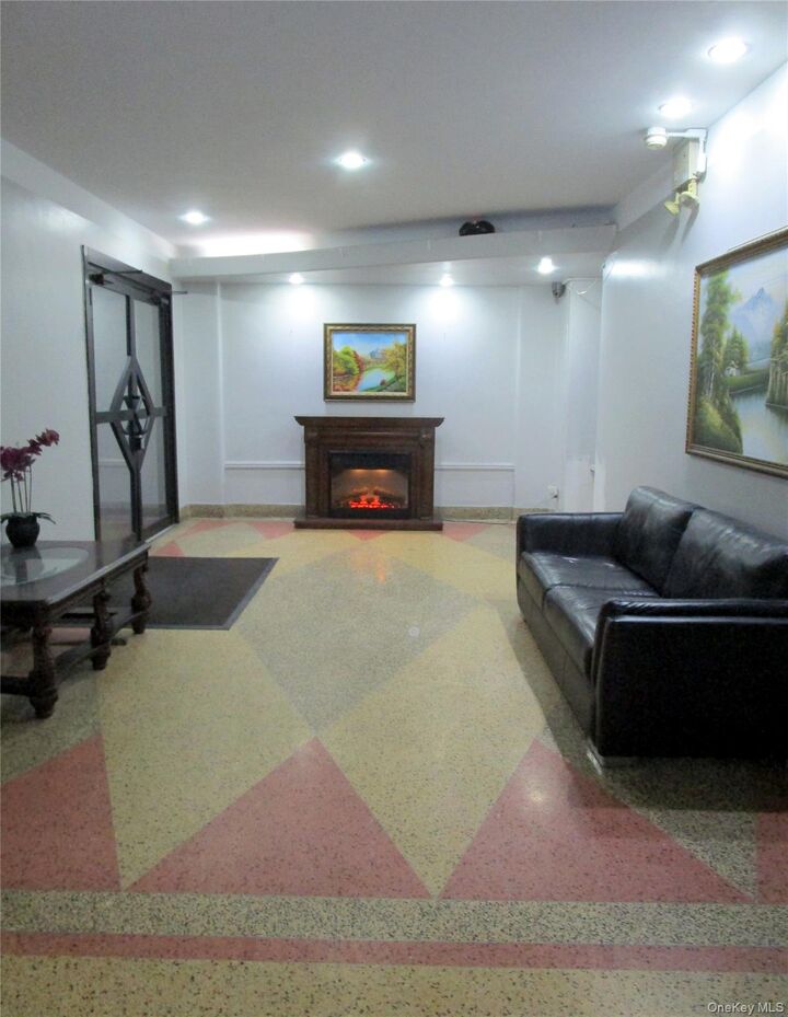 Property Photo:  585 McLean Avenue 6D  NY 10705 