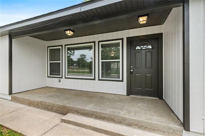 Property Photo:  1409 N Arkansas Street  AR 72756 