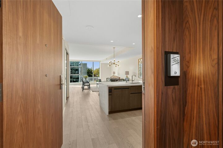 Property Photo:  188  Bellevue Way NE 303  WA 98004 