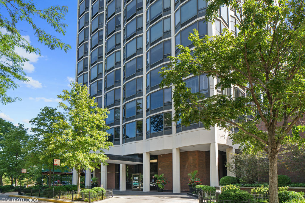 Property Photo:  1555 N Astor Street 23se  IL 60610 