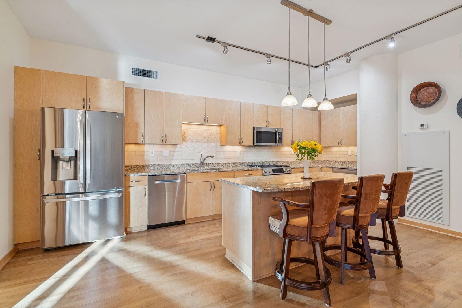 Property Photo:  215 10th Avenue S 211  MN 55415 
