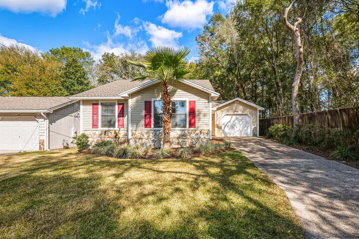 Property Photo:  206 Esmond Court  FL 32578 