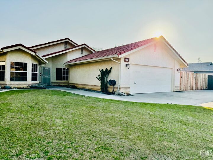 Property Photo: 6921 Aztec Way CA 93308