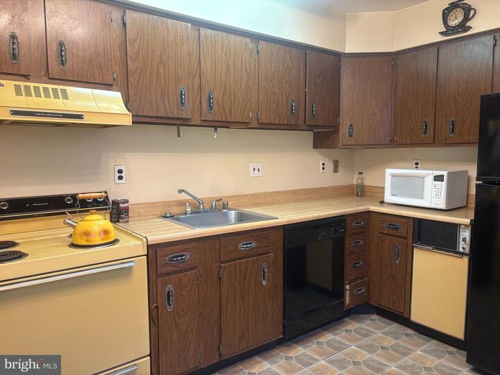 Property Photo:  2107 Fort Davis Street SE 202  DC 20020 