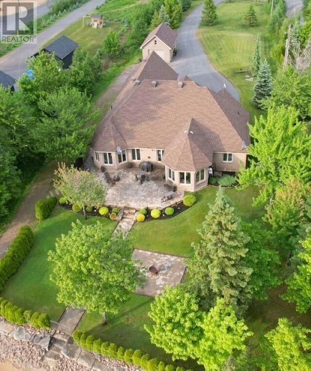 Photo de la propriété:  857 Sunnyside Beach Rd  ON P6A 6K4 