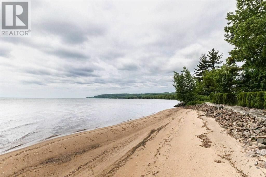 Photo de la propriété:  857 Sunnyside Beach Rd  ON P6A 6K4 