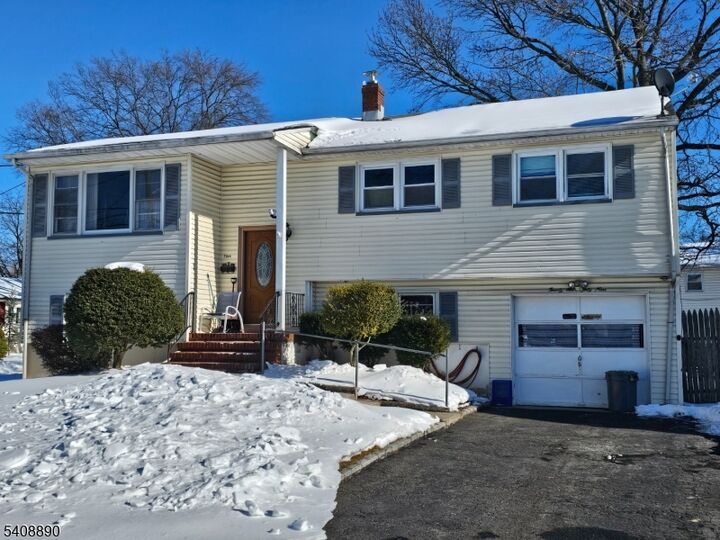 Property Photo:  2469 Macarthur Dr  NJ 07083 