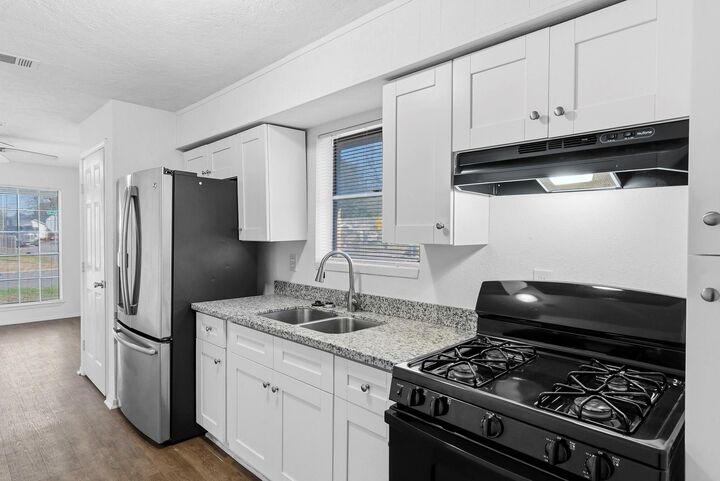 Property Photo:  1430 E 32nd 1/2 Street  TX 77022 