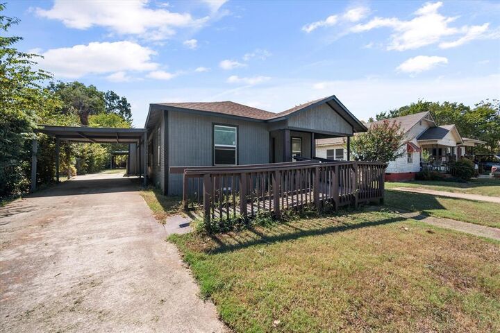 Property Photo:  1038 E Maddox Avenue  TX 76104 