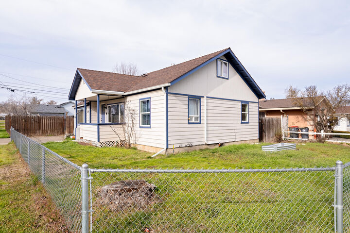 Property Photo:  920 W Second Street  OR 97501 