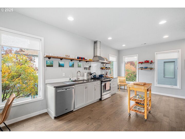 Property Photo:  1603 SE Glenwood St  OR 97202 