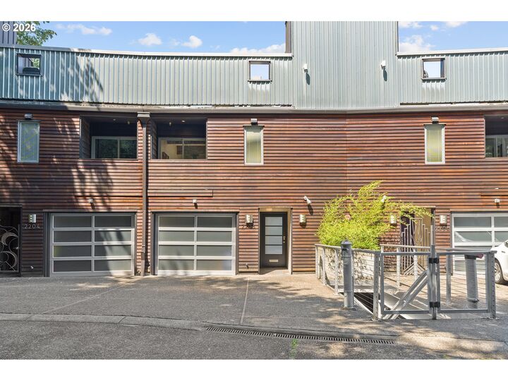 Property Photo:  2206 SW Hoffman Ave  OR 97201 