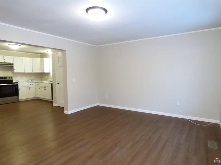Property Photo:  1021 SW Boswell Ave  KS 66604 