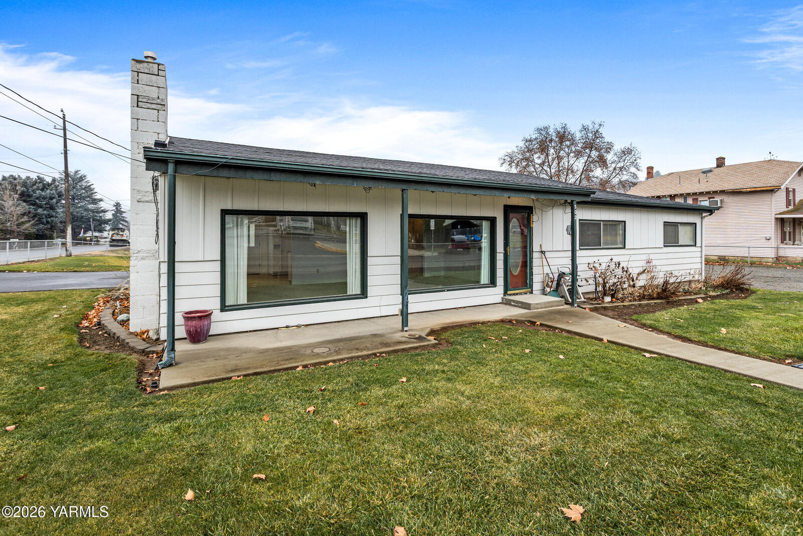 Property Photo:  302 W Selah Ave  WA 98942 