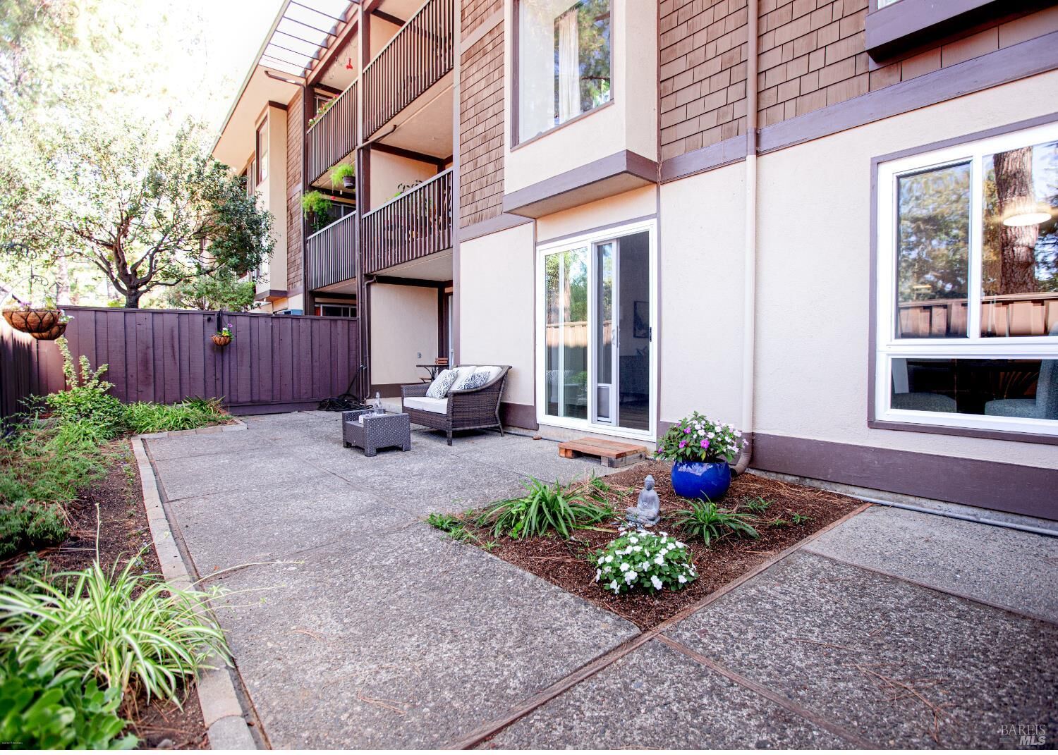 Property Photo:  81 Forest Lane  CA 94903 