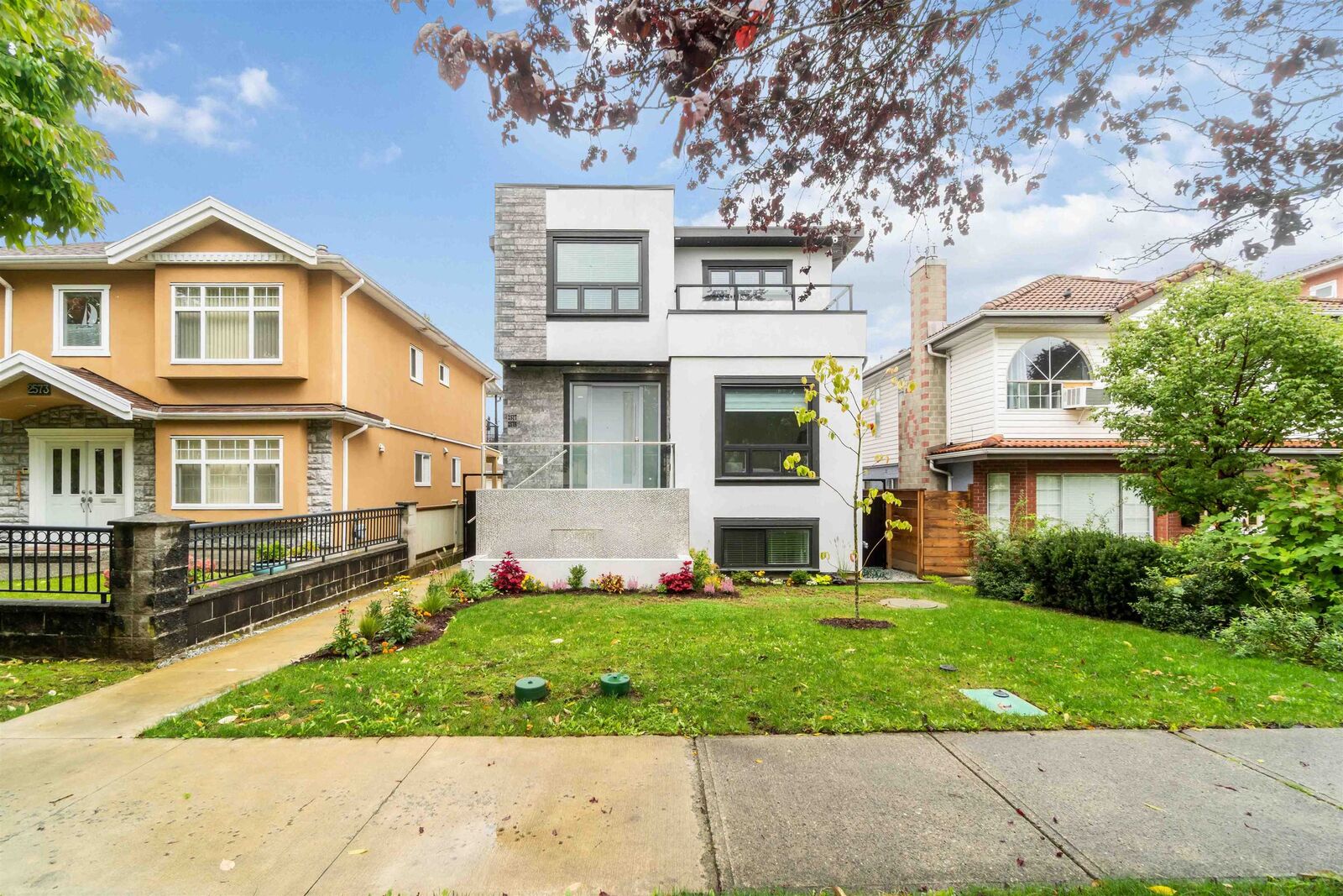 Property Photo: 2577 Parker Street 2575 &Amp BC V5K 2T2