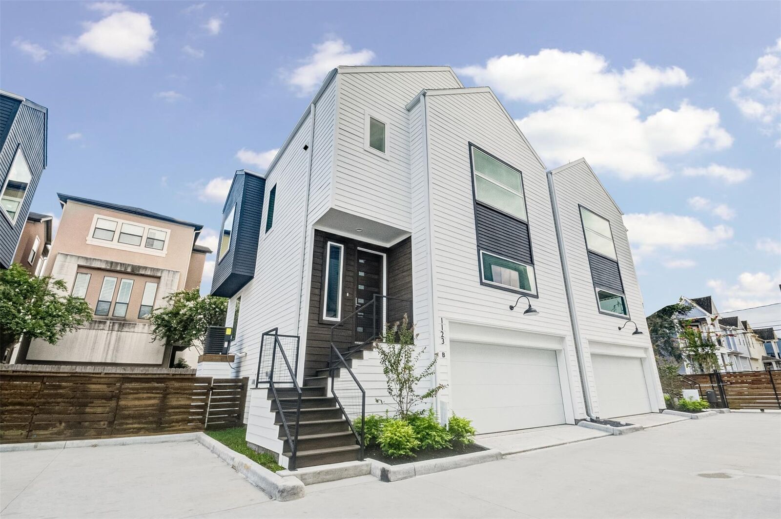 Property Photo: 1123 W 17th Street B TX 77008