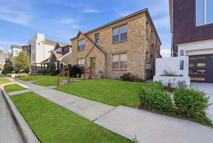 Property Photo:  403 W Polk Street  TX 77019 