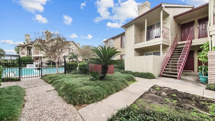 Property Photo:  2120 El Paseo Street 1403  TX 77054 