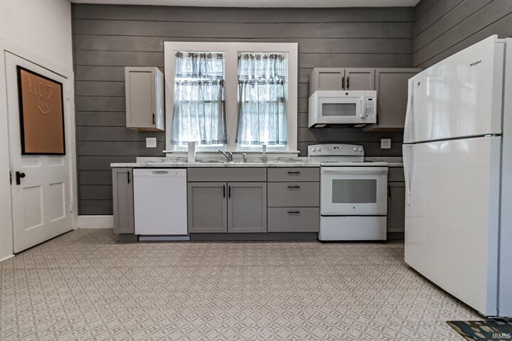 Property Photo:  1107 S Evans Avenue  IN 47713 