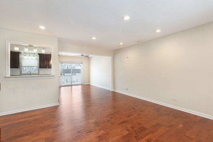 Property Photo:  933 Columbia Court  IL 60188 