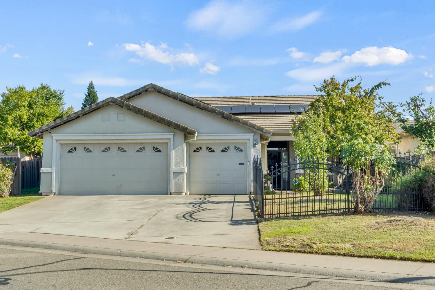Property Photo:  8187 Kingsbridge Drive  CA 95829 