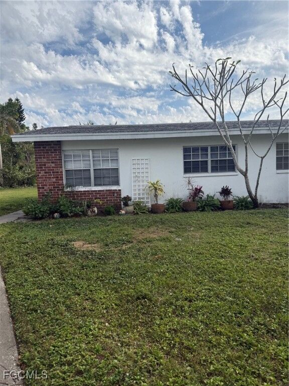 Property Photo:  823 Courtington Lane 1  FL 33919 
