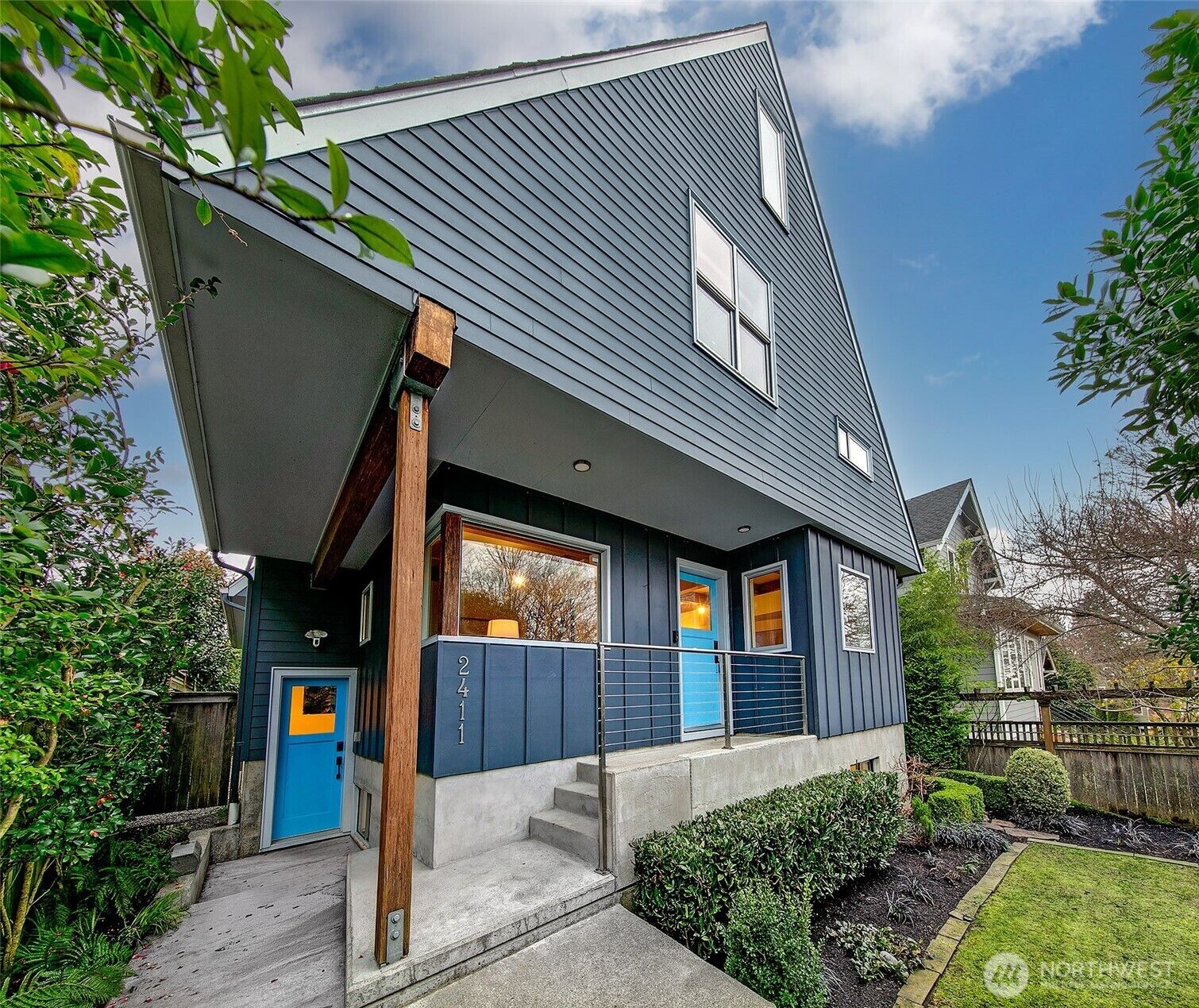 Property Photo:  2411  4th Avenue W  WA 98119 