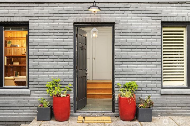 Property Photo:  1208 E Newton Street  WA 98102 