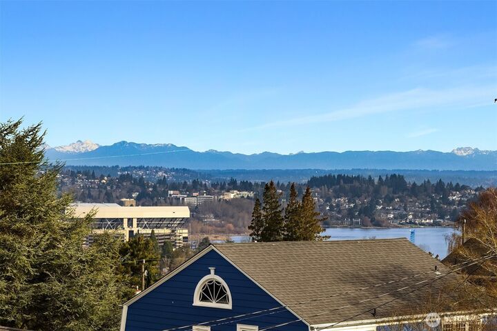 Property Photo:  1208 E Newton Street  WA 98102 