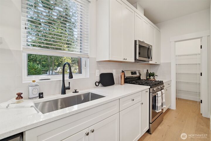 Property Photo:  8014  222nd Street SW  WA 98026 