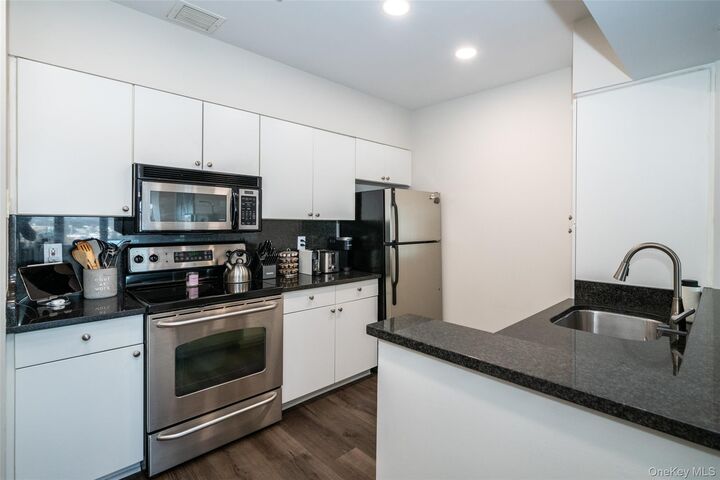 Property Photo:  100 New Roc City Place 405  NY 10801 