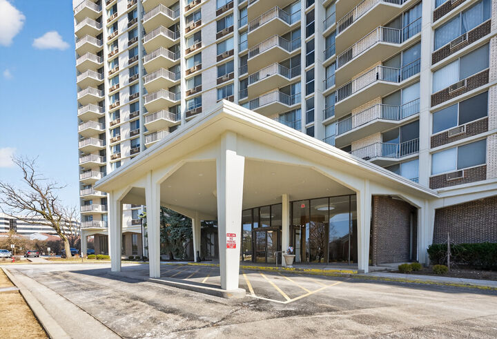 Property Photo: 40 N Tower Road 9K IL 60523