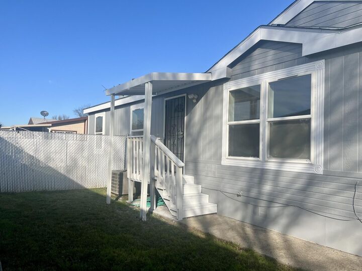 Property Photo:  633 E Archwood Unit 125  OR 97524 