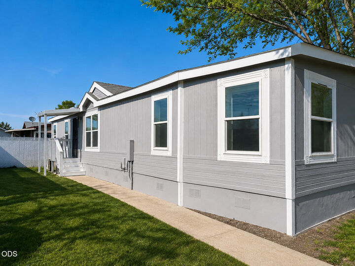 Property Photo:  633 E Archwood Unit 125  OR 97524 
