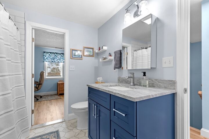 Property Photo:  4 Harbor Hill Dr 4  MA 02532 