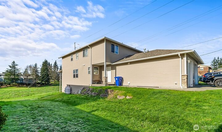 Property Photo:  2905  11th Street B  WA 98201 
