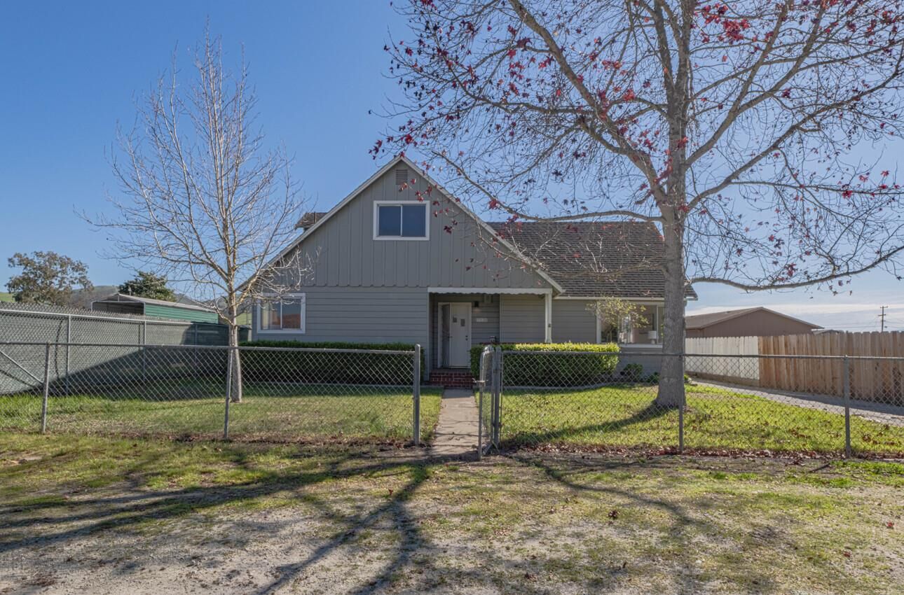 Property Photo:  757 Middlefield Road  CA 93906 