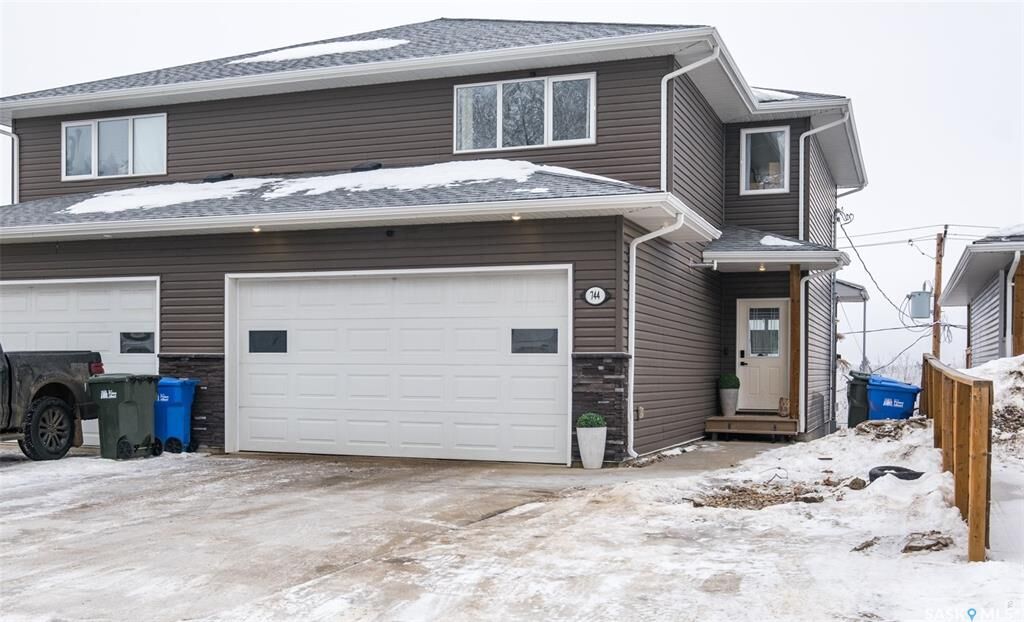 Property Photo: 744 19th Street W SK S6V 4E4