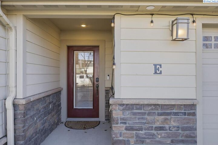 Property Photo: 210 NW Terreview Drive, #E WA 99163