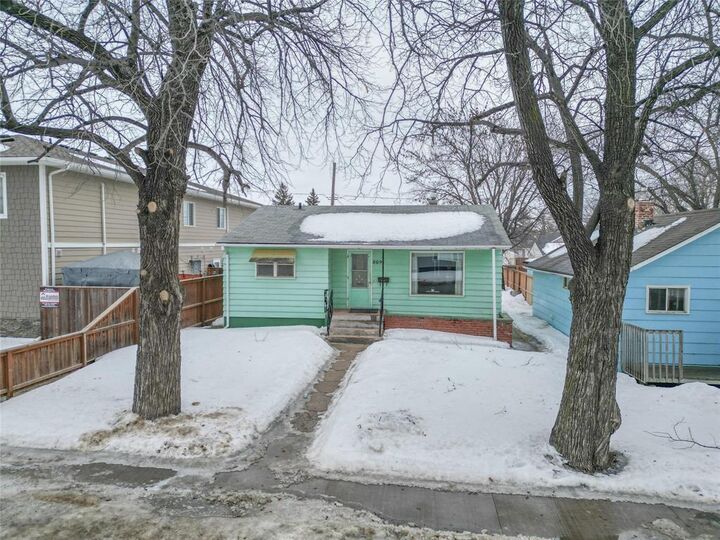 Property Photo:  809 6th Street  MB R7A 3P5 