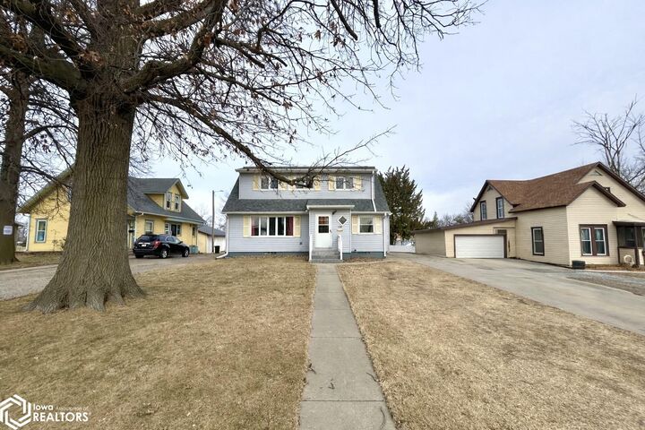 Property Photo:  1705 Summit Street  IA 50158 