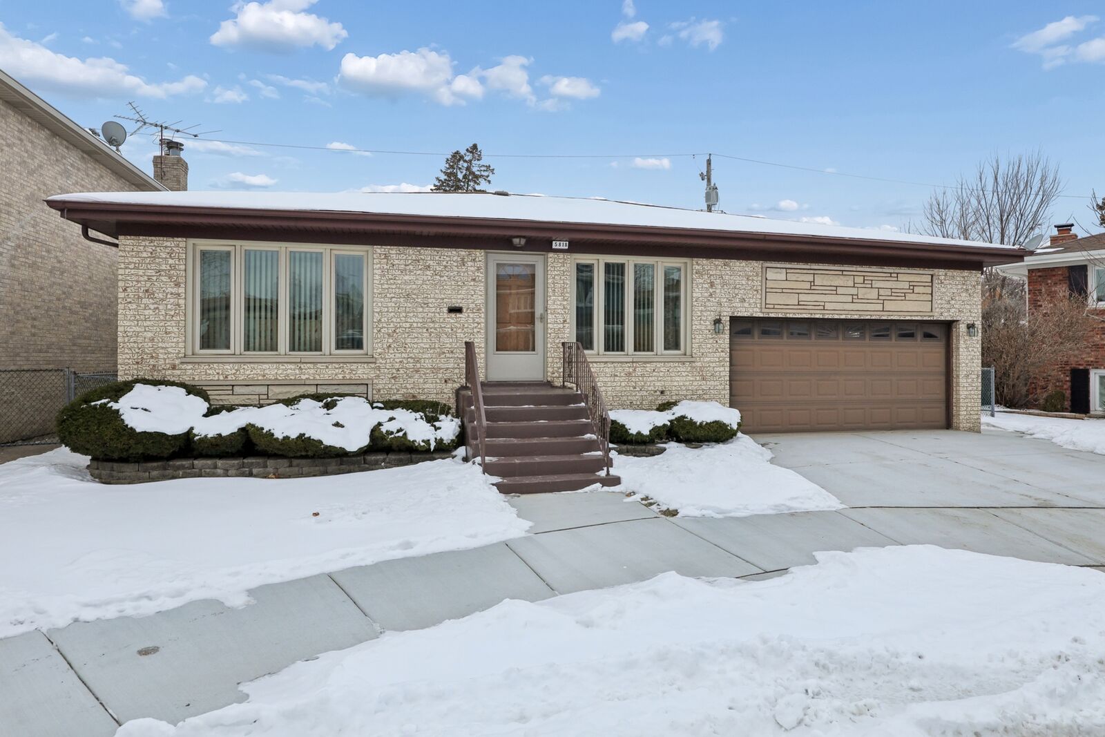 Property Photo:  5818 N Octavia Avenue  IL 60631 