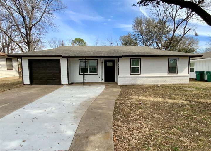 Property Photo: 613 N Rita Street TX 76705